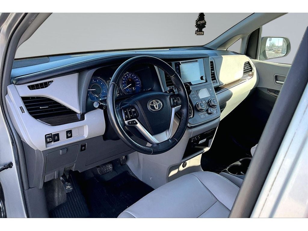 2017 Toyota Sienna XLE Auto Access Seat