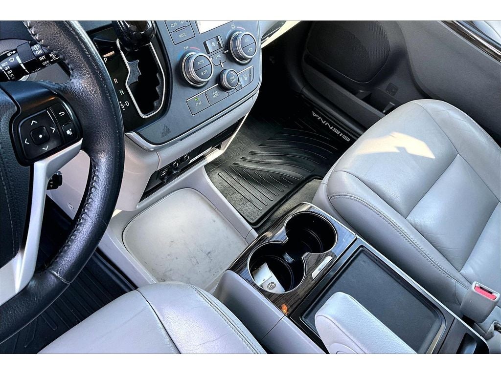 2017 Toyota Sienna XLE Auto Access Seat