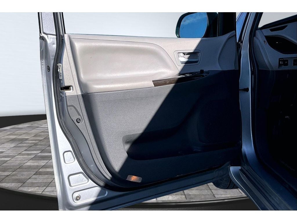 2017 Toyota Sienna XLE Auto Access Seat