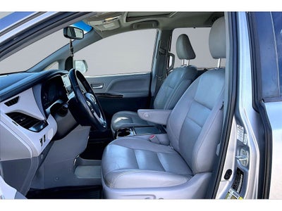 2017 Toyota Sienna XLE Auto Access Seat