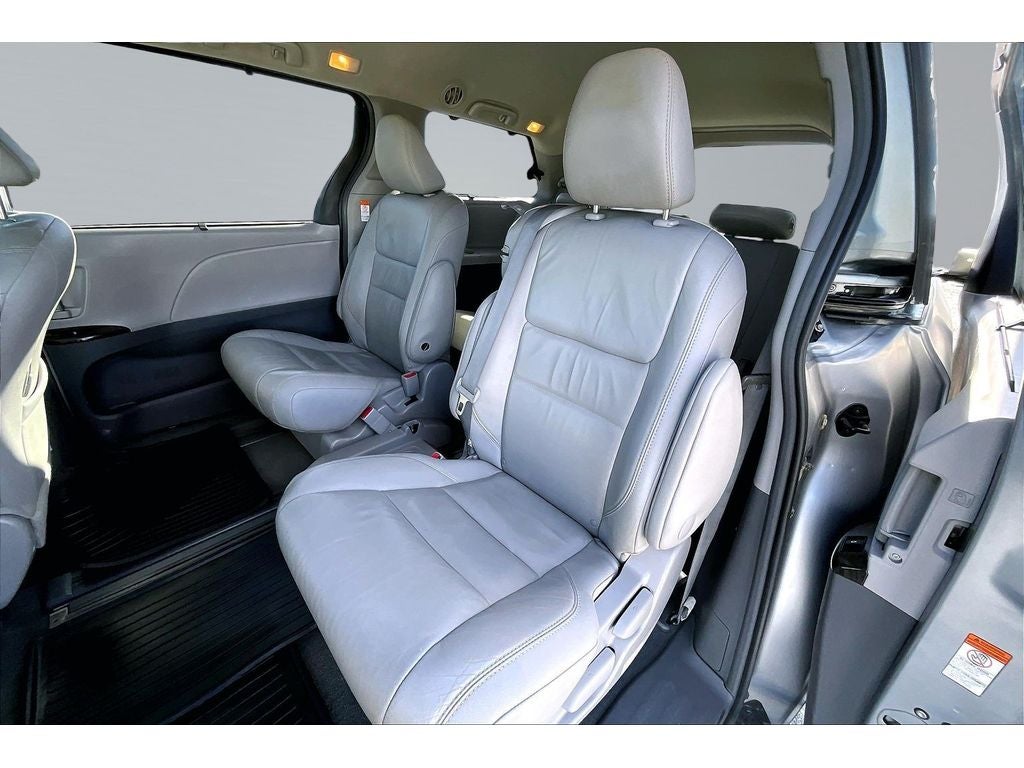 2017 Toyota Sienna XLE Auto Access Seat