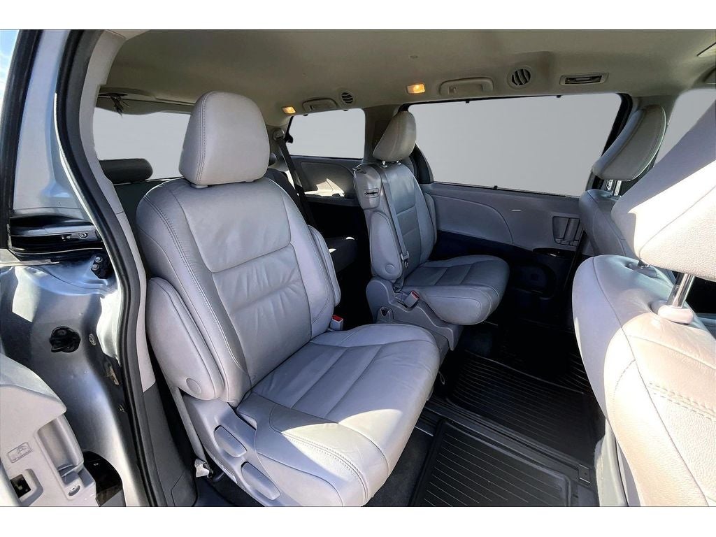 2017 Toyota Sienna XLE Auto Access Seat