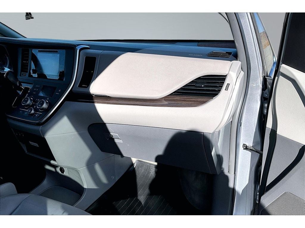 2017 Toyota Sienna XLE Auto Access Seat