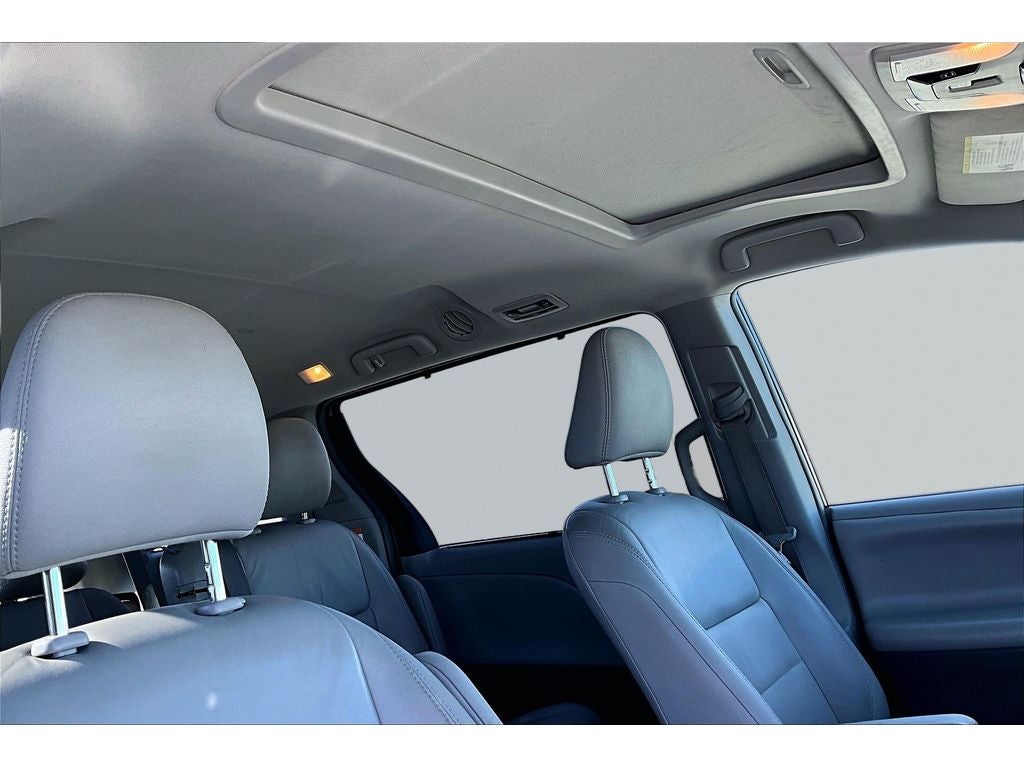 2017 Toyota Sienna XLE Auto Access Seat