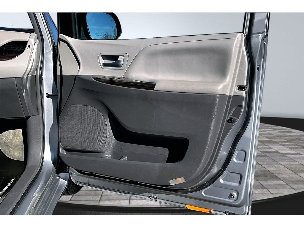 2017 Toyota Sienna XLE Auto Access Seat
