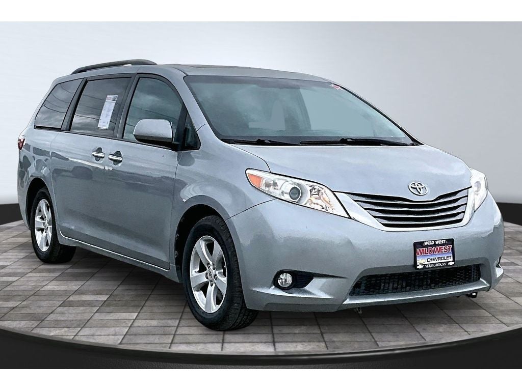 2017 Toyota Sienna XLE Auto Access Seat