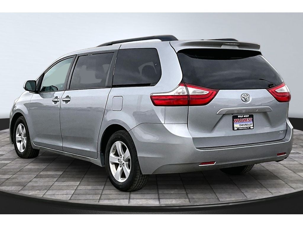 2017 Toyota Sienna XLE Auto Access Seat