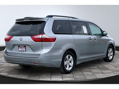 2017 Toyota Sienna XLE Auto Access Seat