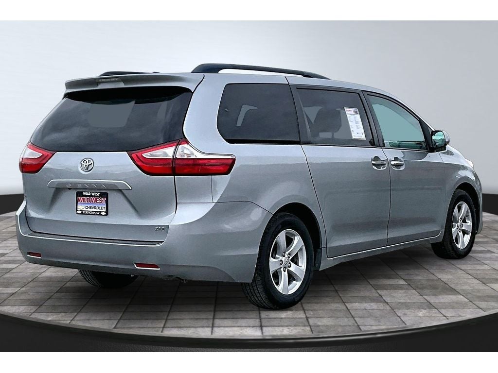 2017 Toyota Sienna XLE Auto Access Seat