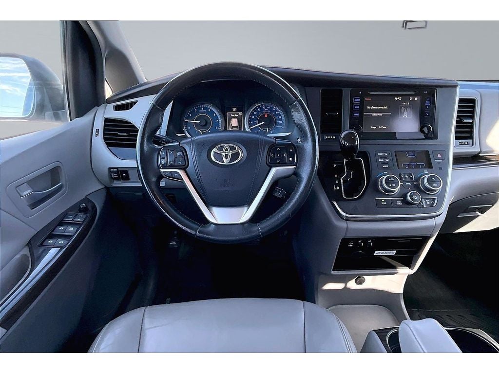 2017 Toyota Sienna XLE Auto Access Seat
