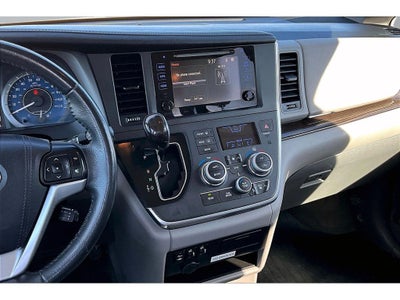 2017 Toyota Sienna XLE Auto Access Seat
